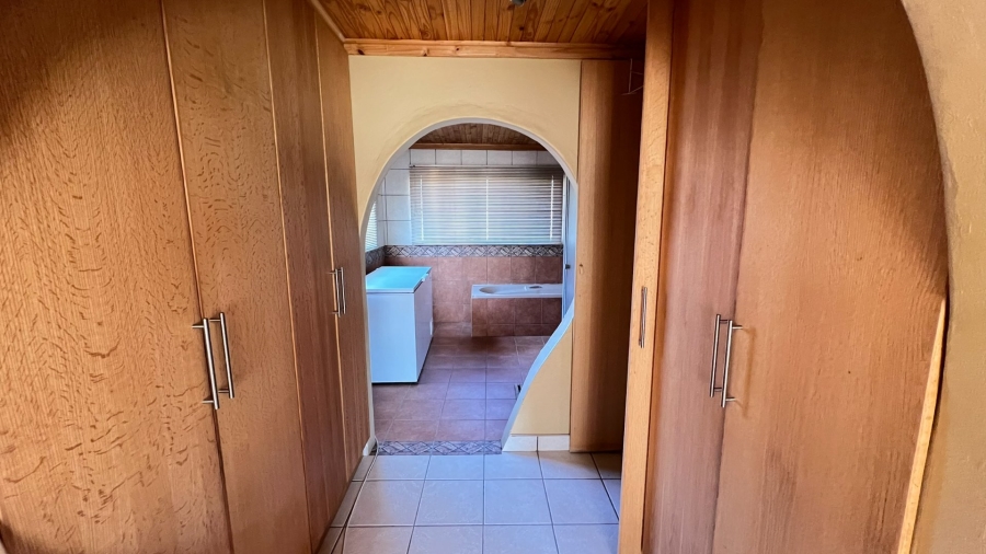4 Bedroom Property for Sale in Langenhovenpark Free State